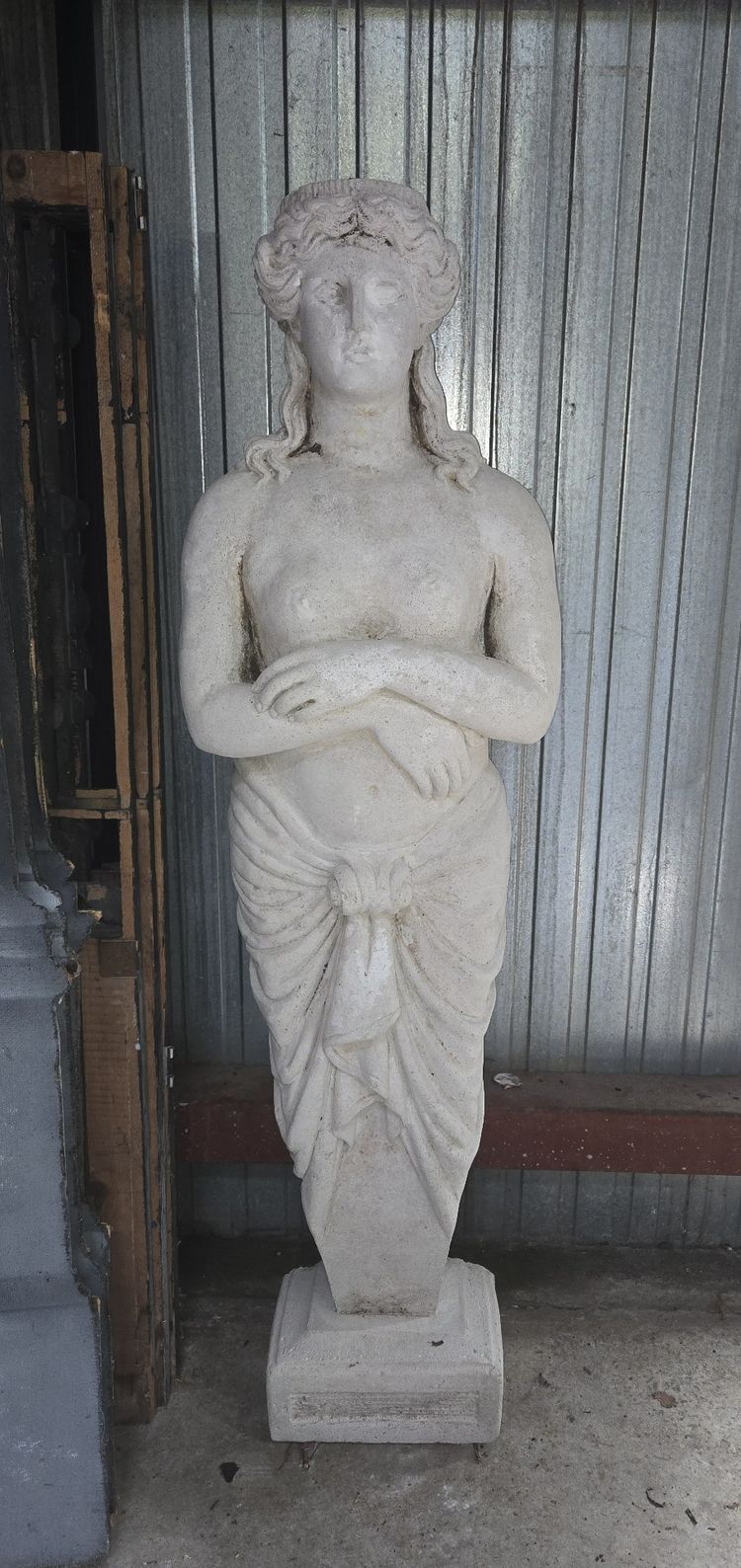 Grande statua da giardino in pietra ricostituita – Figura femminile in stile antico (metà del XX secolo)