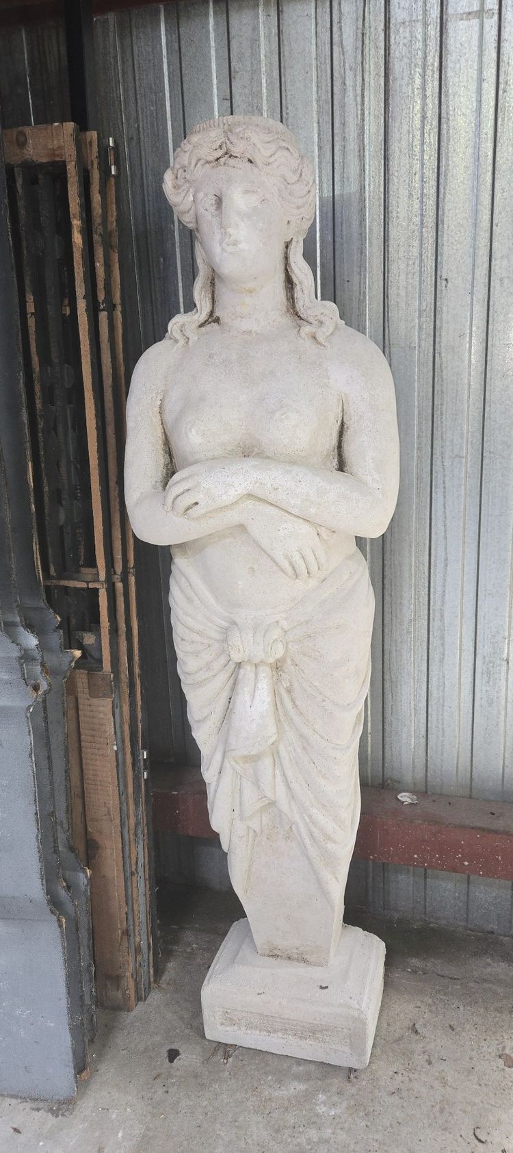 Grande statua da giardino in pietra ricostituita – Figura femminile in stile antico (metà del XX secolo)