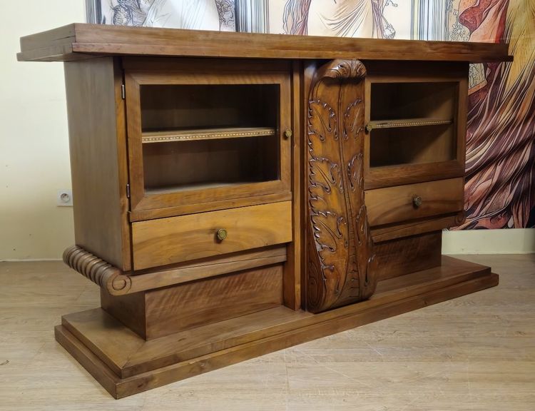Credenza Art Déco in noce, dal design architettonico semplice ed elegante, poggiante su una solida base.