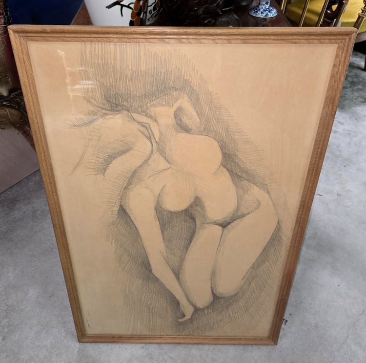 Grande disegno accademico raffigurante un nudo femminile rannicchiato, eseguito a carboncino o grafite.