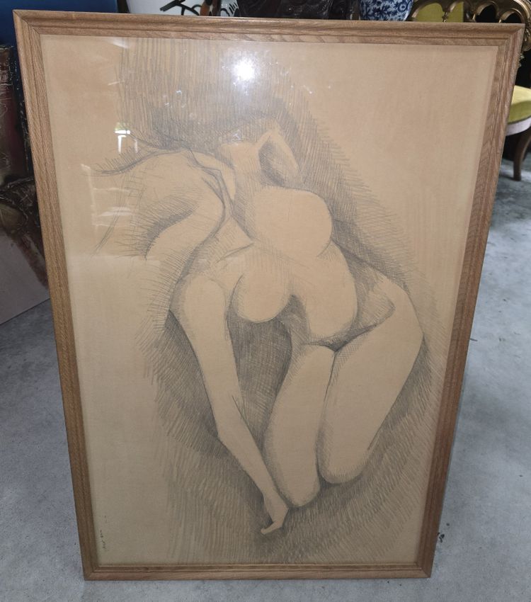 Grande disegno accademico raffigurante un nudo femminile rannicchiato, eseguito a carboncino o grafite.