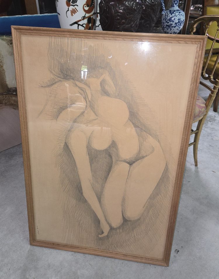 Grande disegno accademico raffigurante un nudo femminile rannicchiato, eseguito a carboncino o grafite.