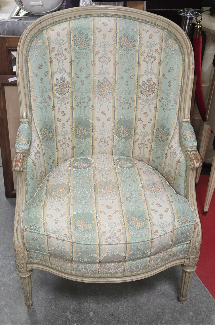 Bergère de style Louis XVI laquée – Tissu à décor floral - milieu XXeme