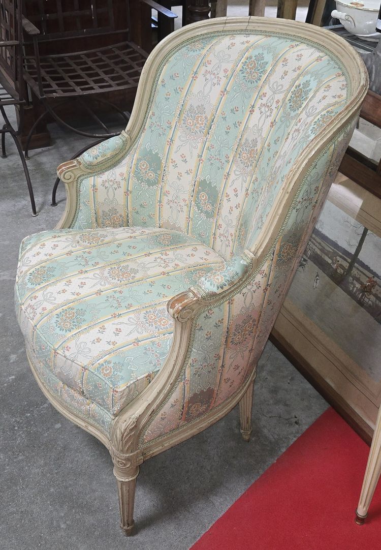 Bergère de style Louis XVI laquée – Tissu à décor floral - milieu XXeme