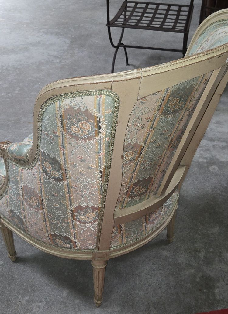 Bergère de style Louis XVI laquée – Tissu à décor floral - milieu XXeme