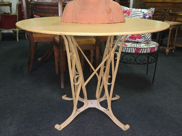 Table de jardin ronde en fer forgé – Travail de style Art nouveau vers 1900