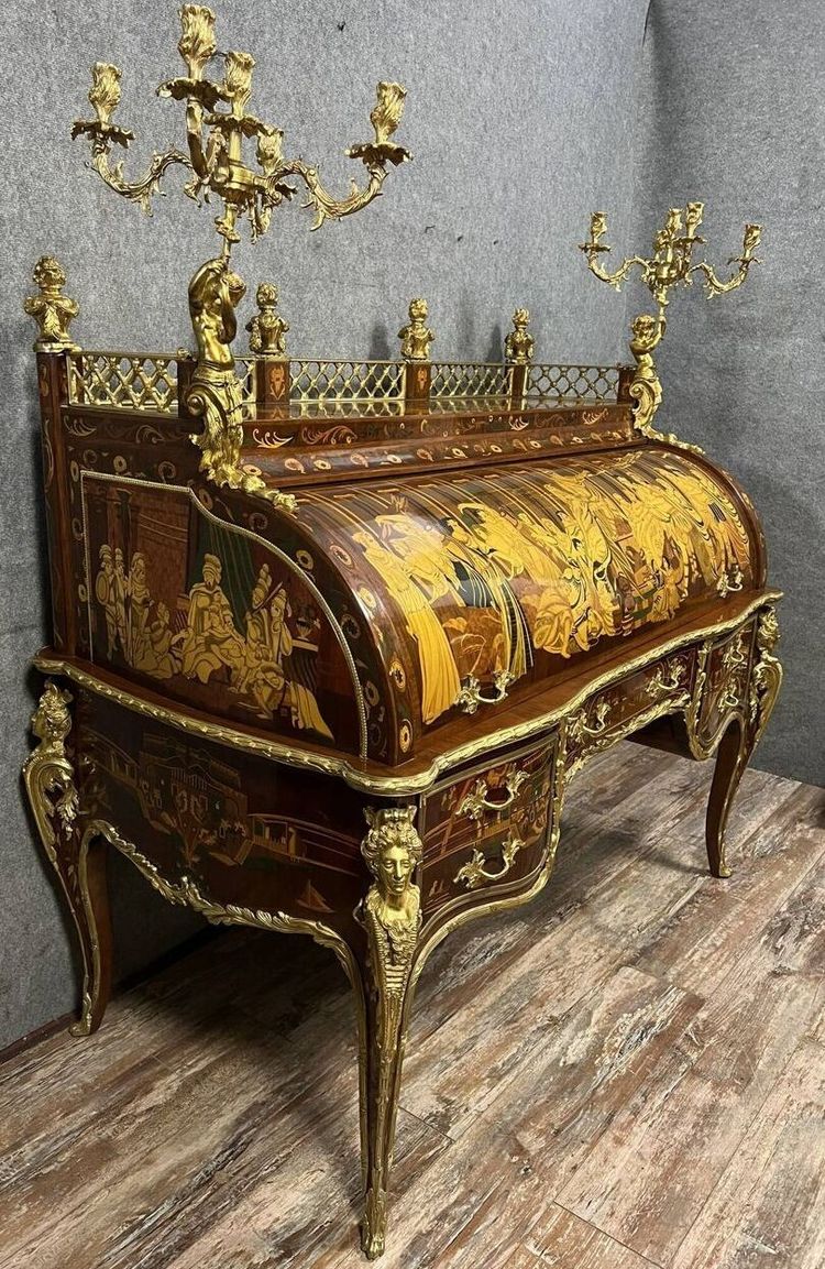 Bureau à cylindre de centre marqueté et richement orné de bronzes – Style Louis XV