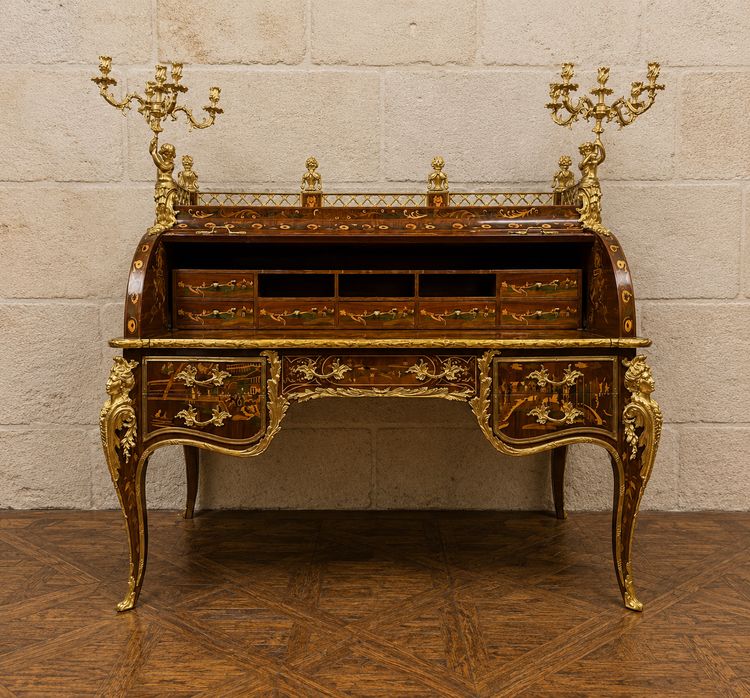 Bureau à cylindre de centre marqueté et richement orné de bronzes – Style Louis XV