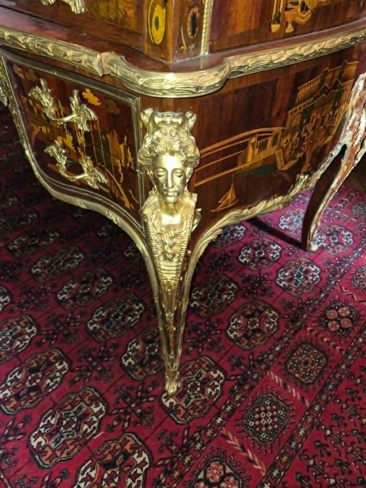 Bureau à cylindre de centre marqueté et richement orné de bronzes – Style Louis XV