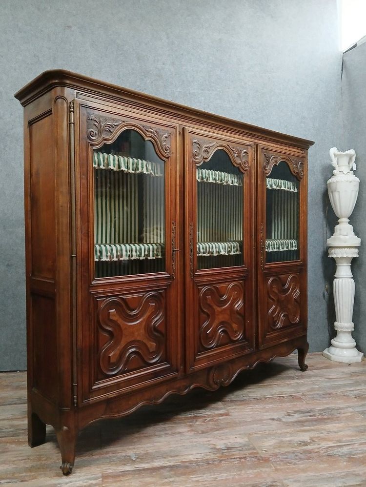 Wichtiger Bücherschrank aus Walnussholz im Stil Louis XV.