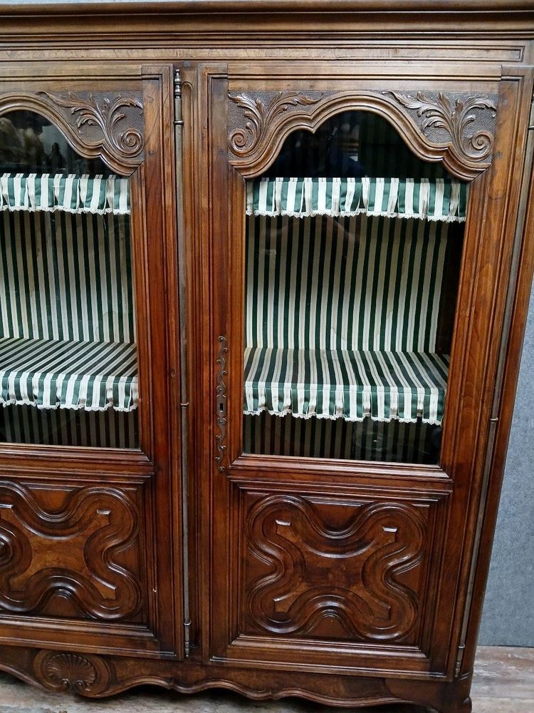 Wichtiger Bücherschrank aus Walnussholz im Stil Louis XV.