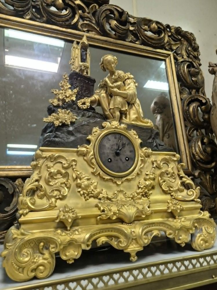Bedeutende, reich verzierte Uhr aus vergoldeter und patinierter Bronze aus dem frühen 19. Jahrhundert.