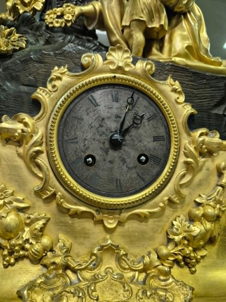 Bedeutende, reich verzierte Uhr aus vergoldeter und patinierter Bronze aus dem frühen 19. Jahrhundert.