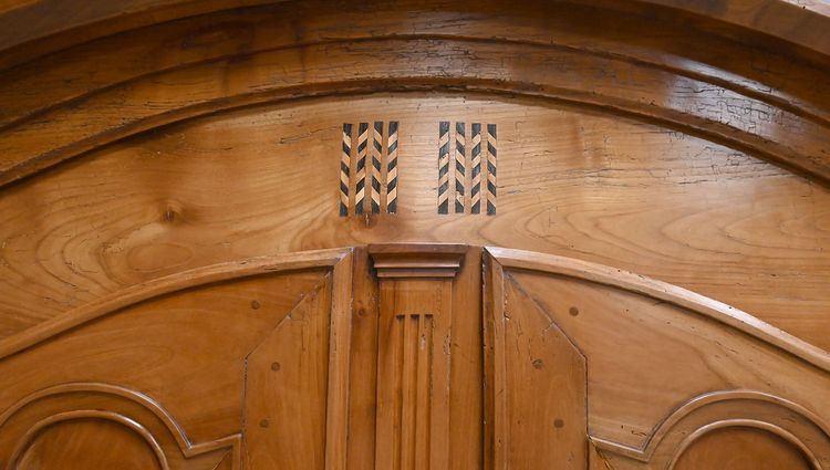 Mobile a quattro ante in legno di ciliegio, artigianato regionale, stile Luigi XV - prima metà del XIX secolo