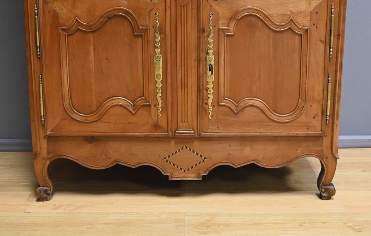 Mobile a quattro ante in legno di ciliegio, artigianato regionale, stile Luigi XV - prima metà del XIX secolo