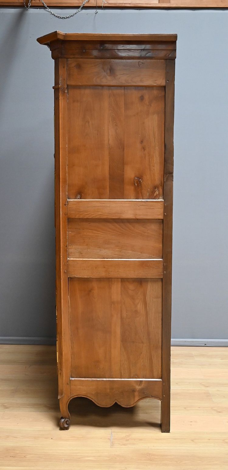 Mobile a quattro ante in legno di ciliegio, artigianato regionale, stile Luigi XV - prima metà del XIX secolo
