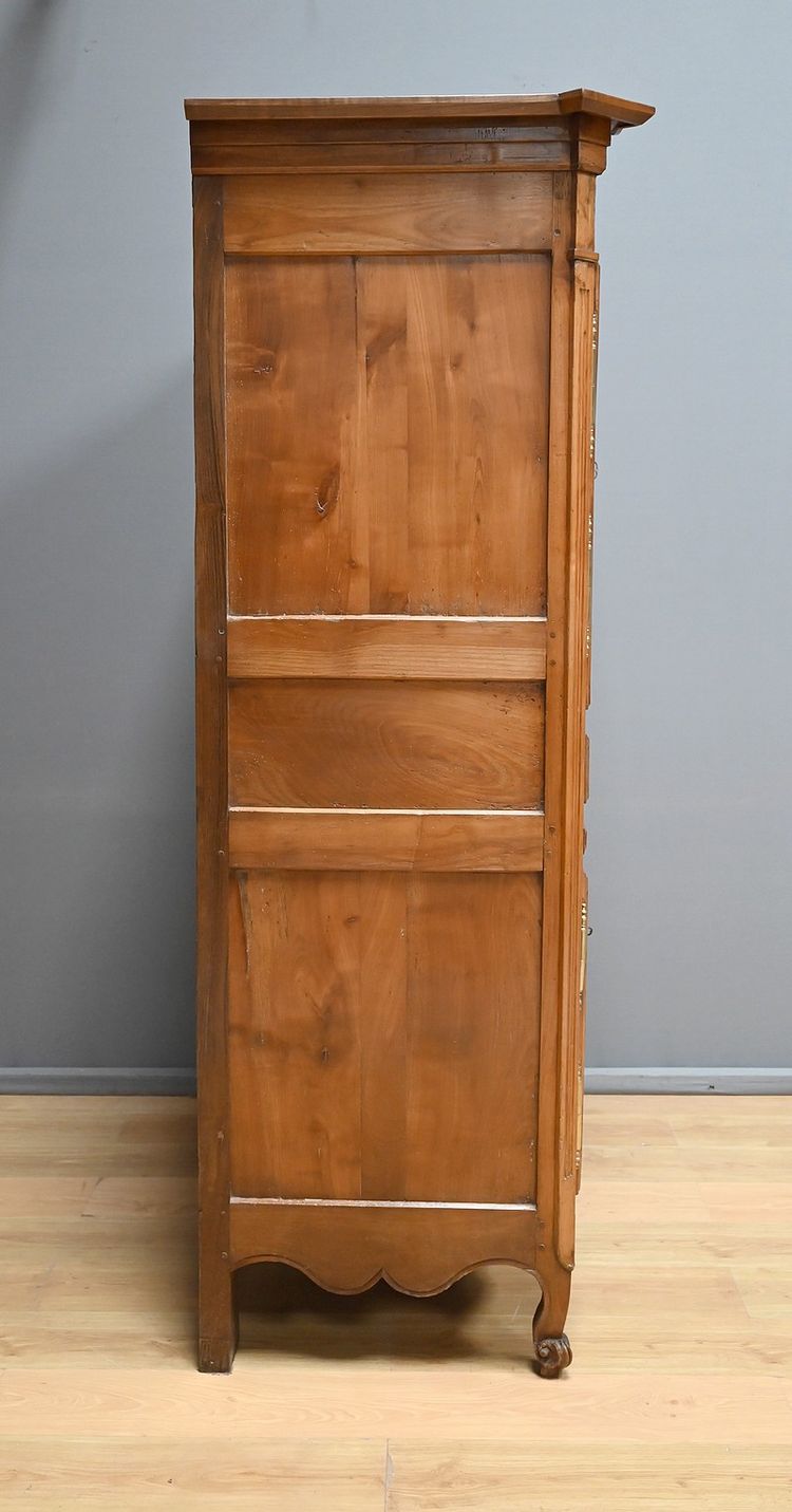 Mobile a quattro ante in legno di ciliegio, artigianato regionale, stile Luigi XV - prima metà del XIX secolo