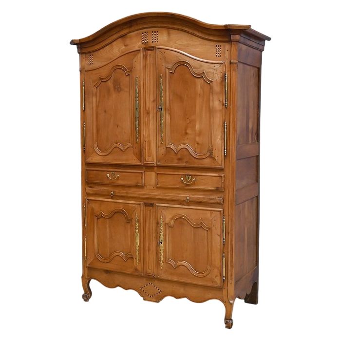 Meuble 4 portes en Merisier, Travail Régional, style Louis XV – 1re partie XIXe