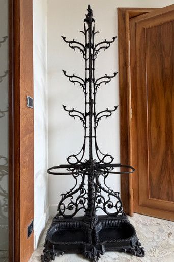 GARDEROBENSTÄNDER IM JUGENDSTIL AUS SCHWARZ GEBRATENEN GUSSEISEN