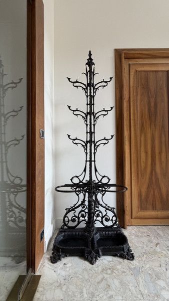 GARDEROBENSTÄNDER IM JUGENDSTIL AUS SCHWARZ GEBRATENEN GUSSEISEN