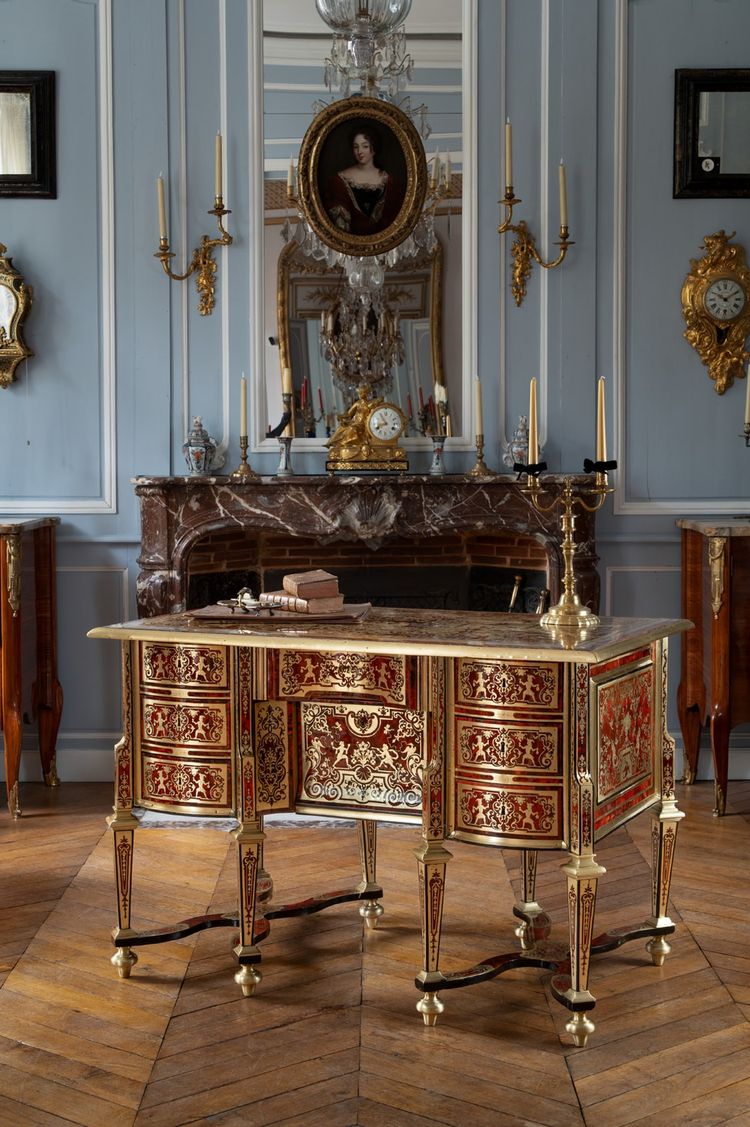 Scrivania Mazarin con intarsi Boulle