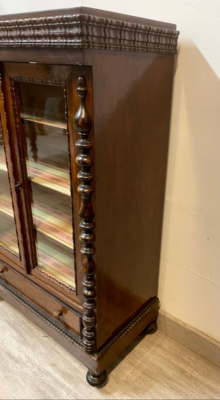 Vitrine aus der Zeit Napoleons III., gefertigt aus Palisanderholz
