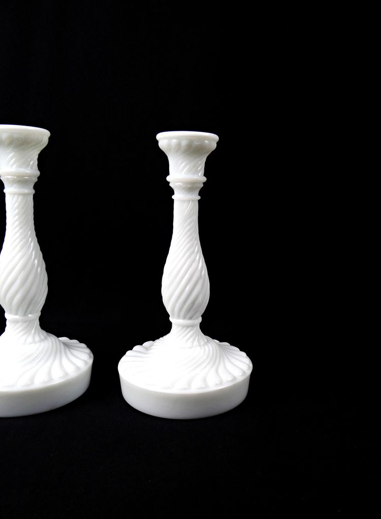 Coppia di candelieri in vetro opalino bianco di Portieux Vallerysthal, fine XIX secolo.