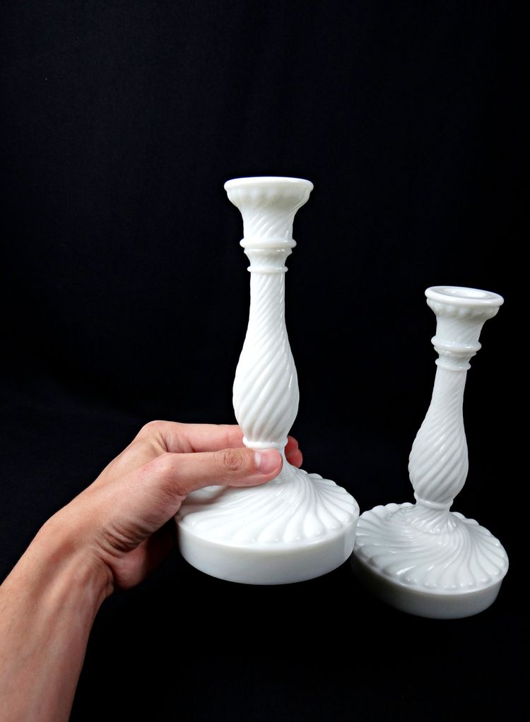 Coppia di candelieri in vetro opalino bianco di Portieux Vallerysthal, fine XIX secolo.