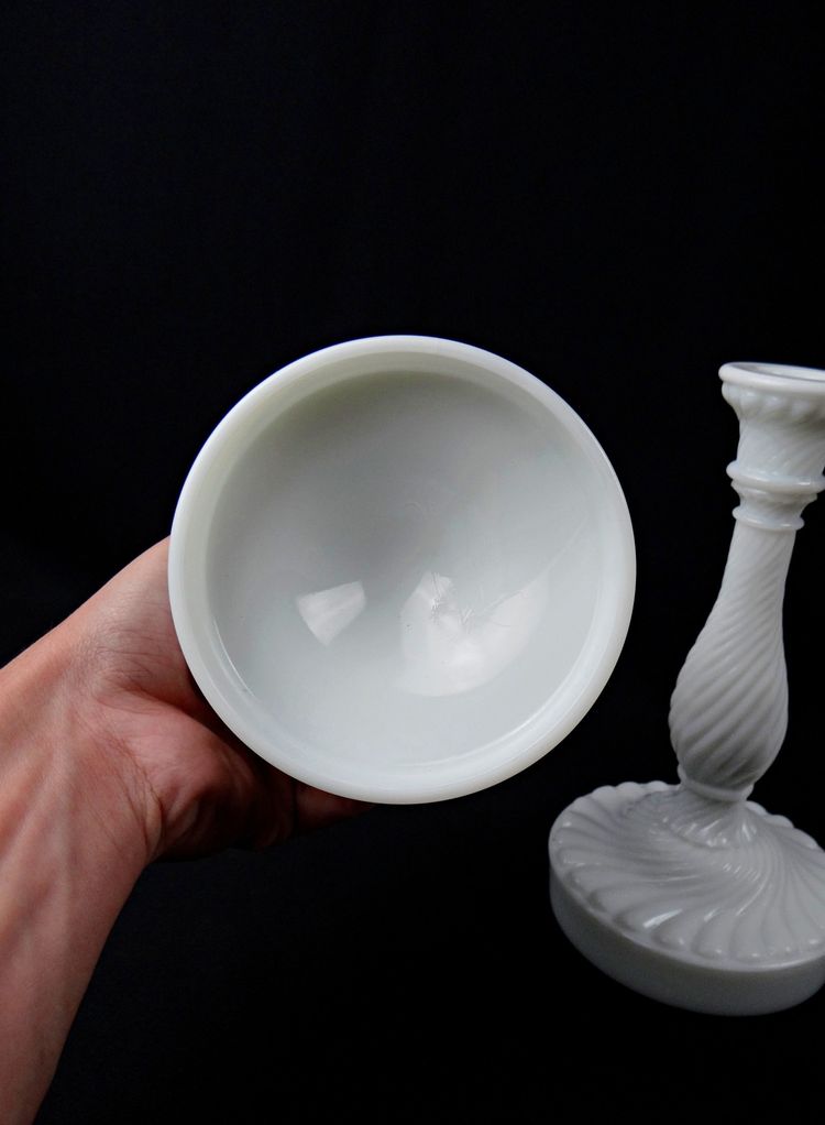 Coppia di candelieri in vetro opalino bianco di Portieux Vallerysthal, fine XIX secolo.