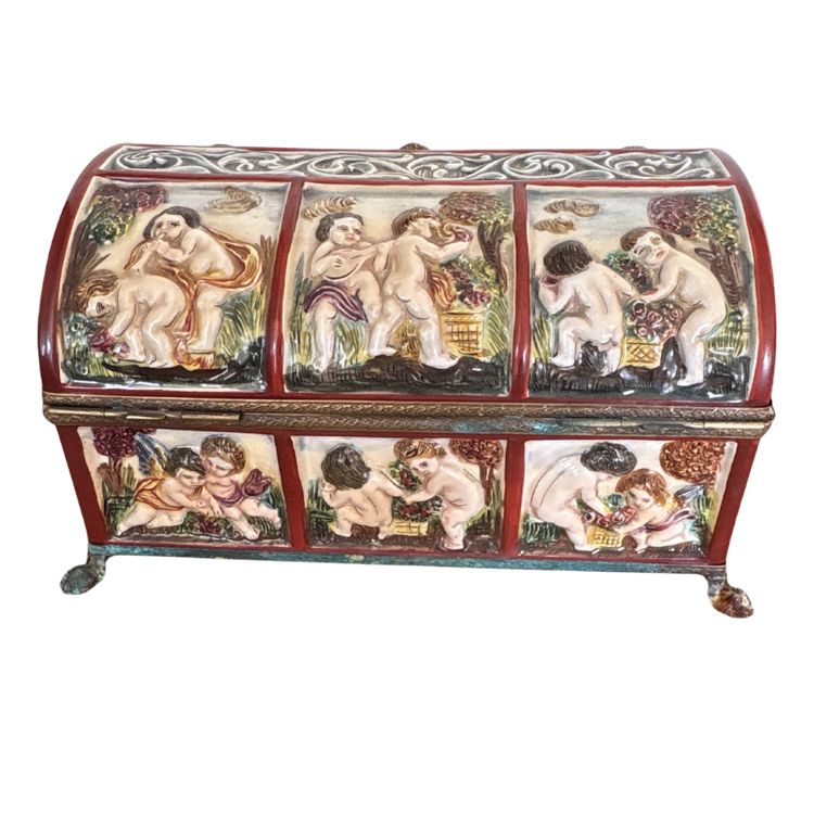 Scatola in terracotta smaltata Capodimonte, decorata con putti in rilievo.