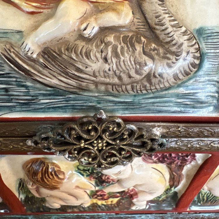 Scatola in terracotta smaltata Capodimonte, decorata con putti in rilievo.