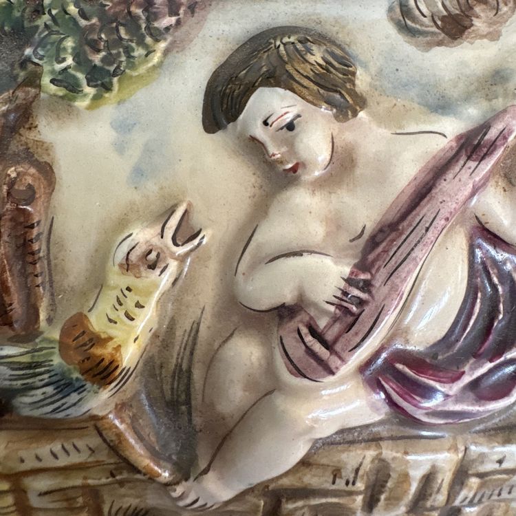 Scatola in terracotta smaltata Capodimonte, decorata con putti in rilievo.