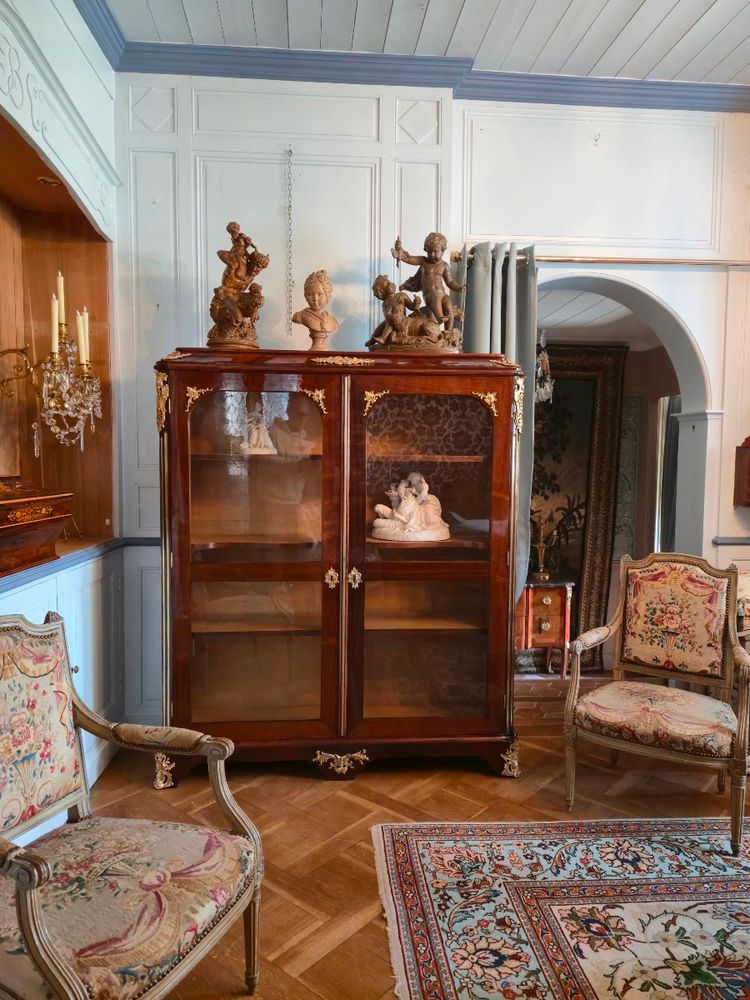 Libreria in stile Regency a tre quarti, impiallacciata in palissandro e rimaneggiata nel XIX secolo.