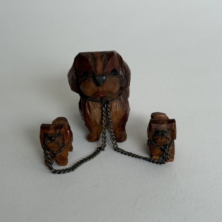 Famille de chiens miniatures pékinois en bois sculpté