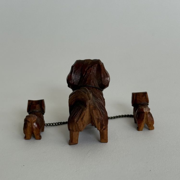 Famille de chiens miniatures pékinois en bois sculpté