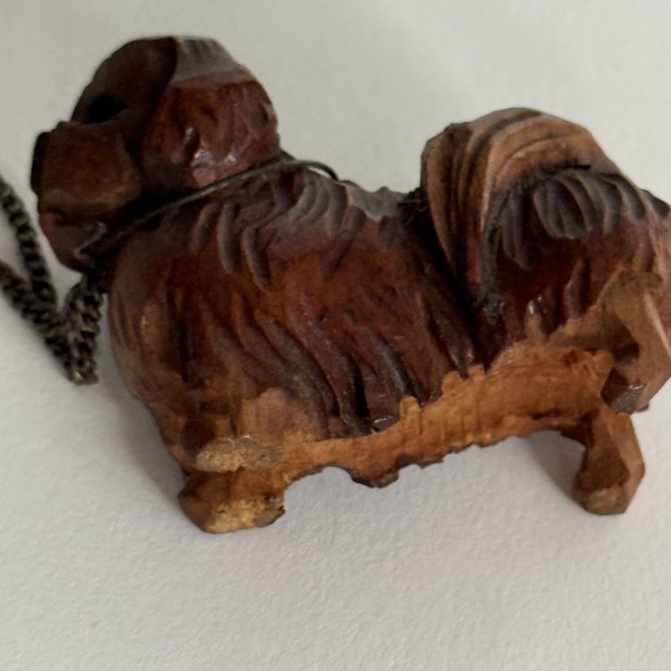 Famille de chiens miniatures pékinois en bois sculpté