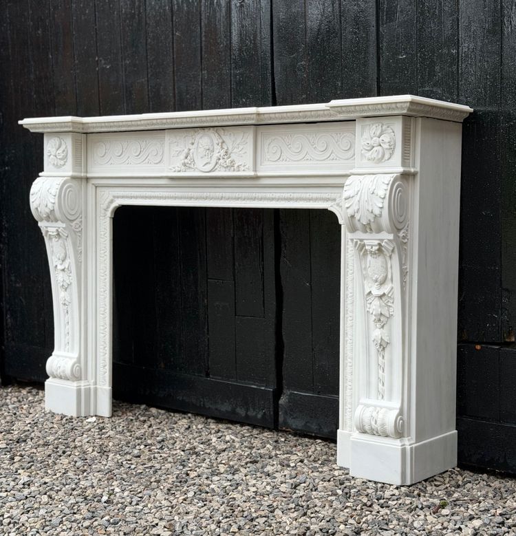 Kamin im Stil Napoleons III. aus weißem Statuenmarmor, um 1880