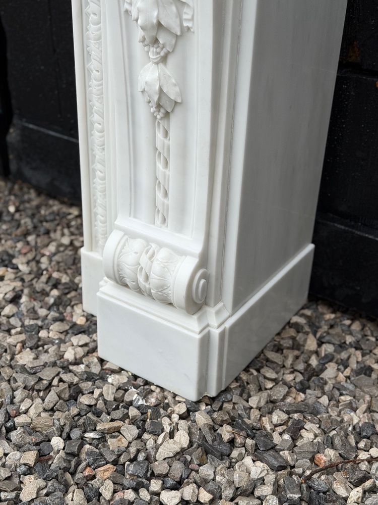 Kamin im Stil Napoleons III. aus weißem Statuenmarmor, um 1880