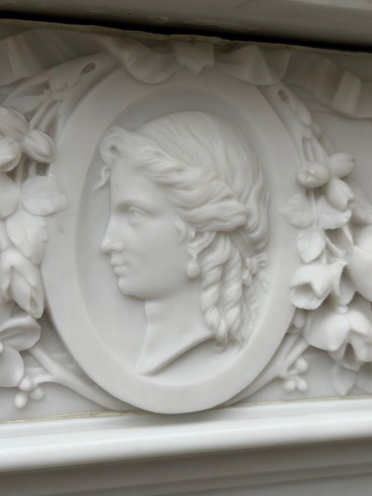Kamin im Stil Napoleons III. aus weißem Statuenmarmor, um 1880