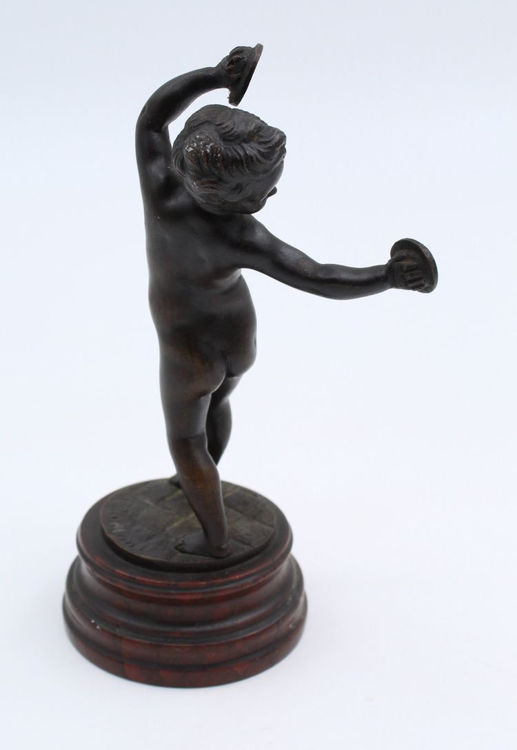 Scultura in bronzo al clodion raffigurante un bambino/putti danzante, XIX secolo.