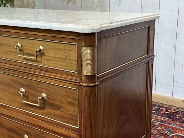 Cassettiera in mogano in stile Luigi XVI con piano in marmo, risalente agli anni '50.
