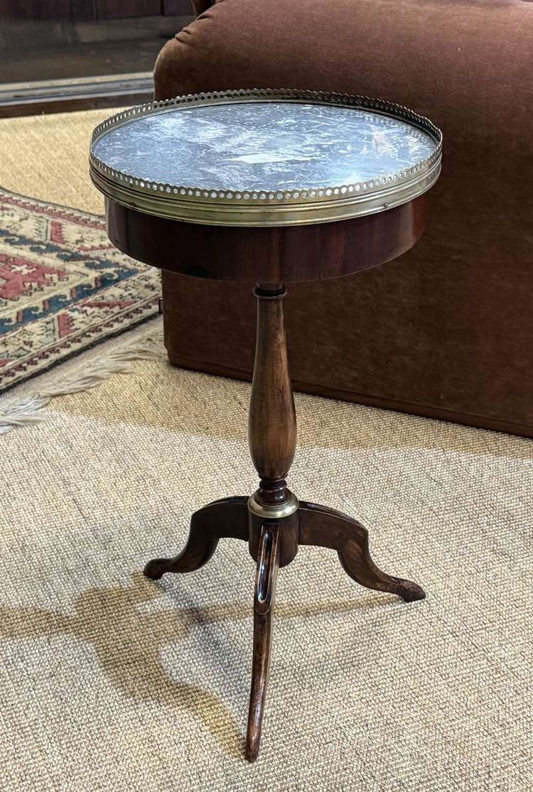 Tavolino in mogano con piano in marmo degli anni '50.