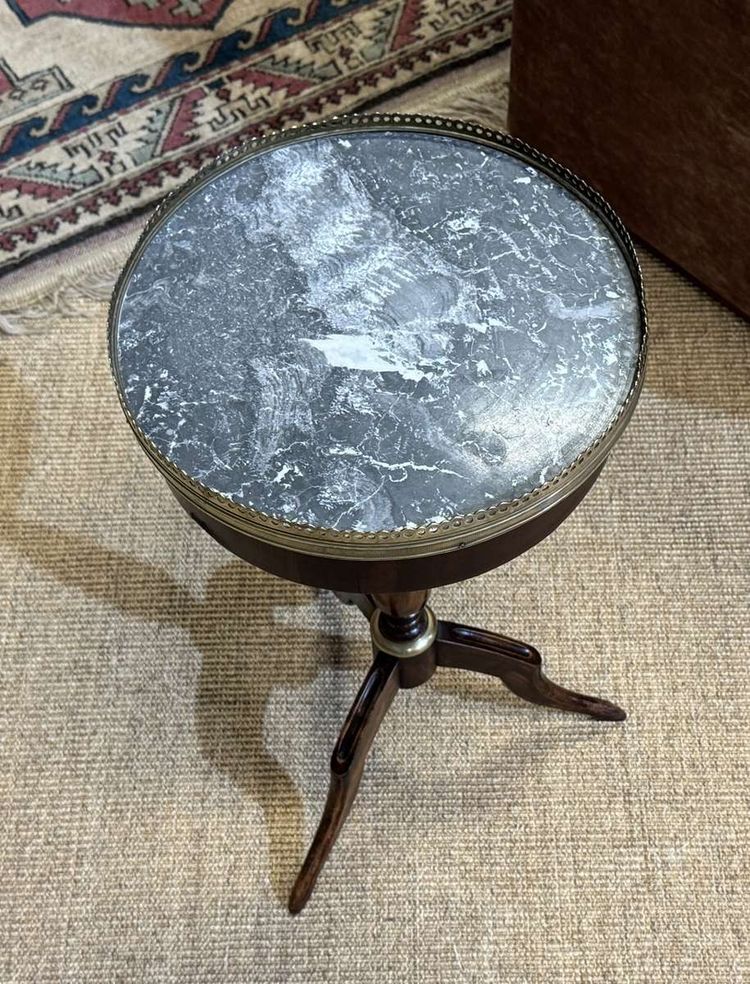 Tavolino in mogano con piano in marmo degli anni '50.