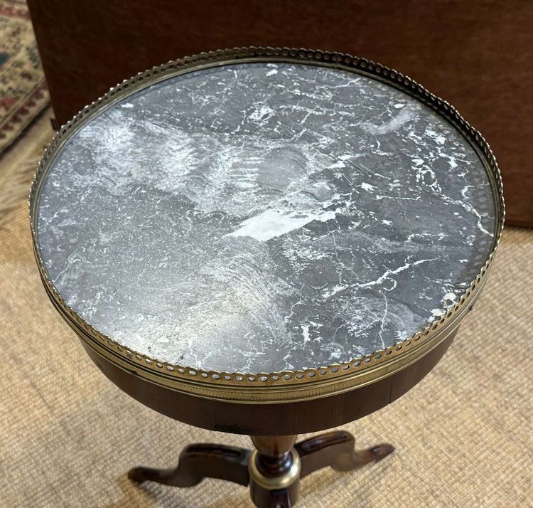 Tavolino in mogano con piano in marmo degli anni '50.