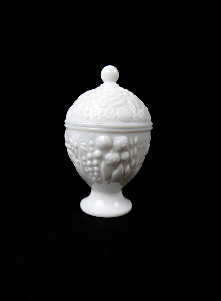 Bonbonnière sucrière Art Déco en opaline blanche par Avon début XXe