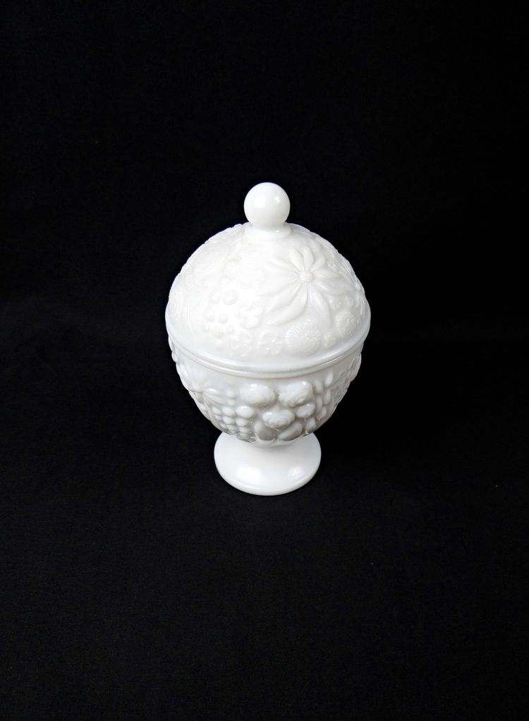 Bonbonnière sucrière Art Déco en opaline blanche par Avon début XXe