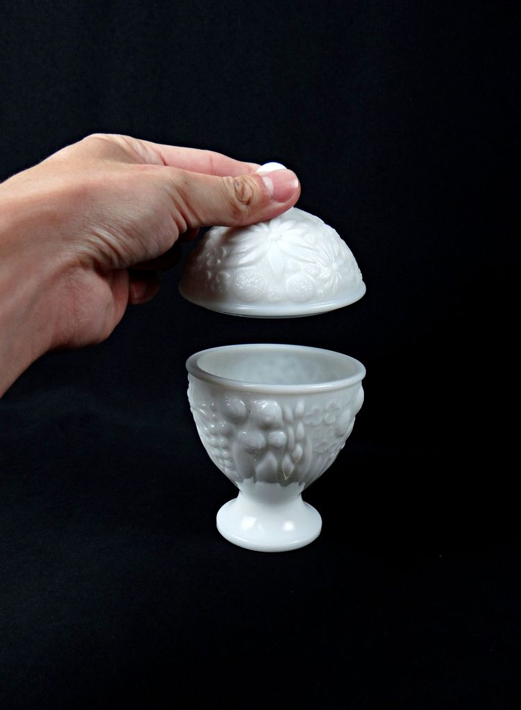 Bonbonnière sucrière Art Déco en opaline blanche par Avon début XXe