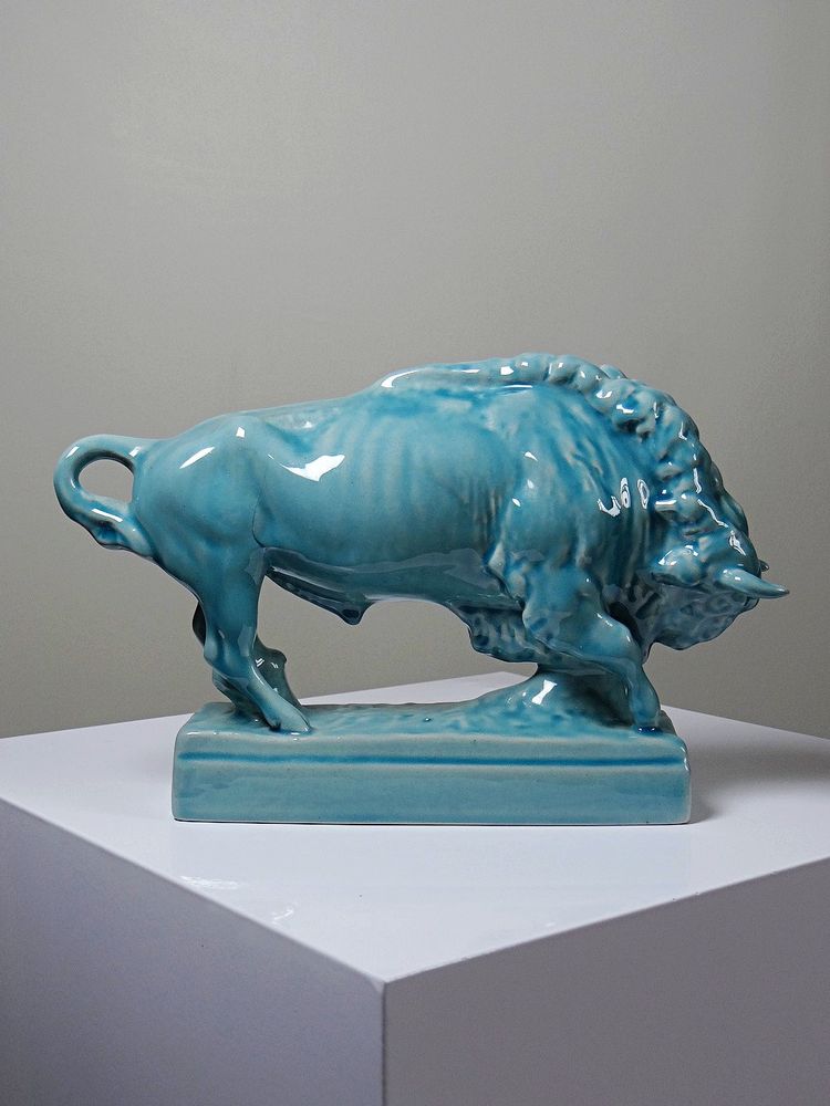 Bison Zsolnay en faïence émaillée turquoise, Hongrie, XXe siècle années 40-50