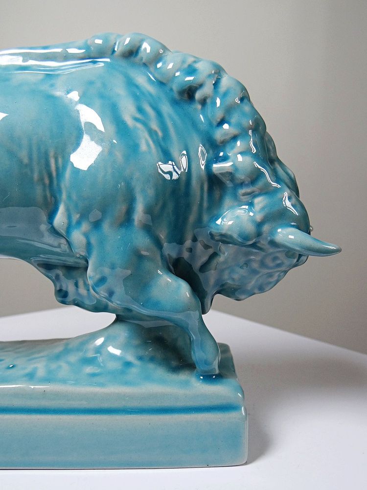 Bison Zsolnay en faïence émaillée turquoise, Hongrie, XXe siècle années 40-50