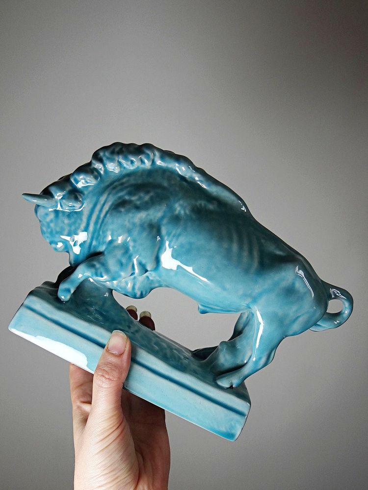 Bison Zsolnay en faïence émaillée turquoise, Hongrie, XXe siècle années 40-50